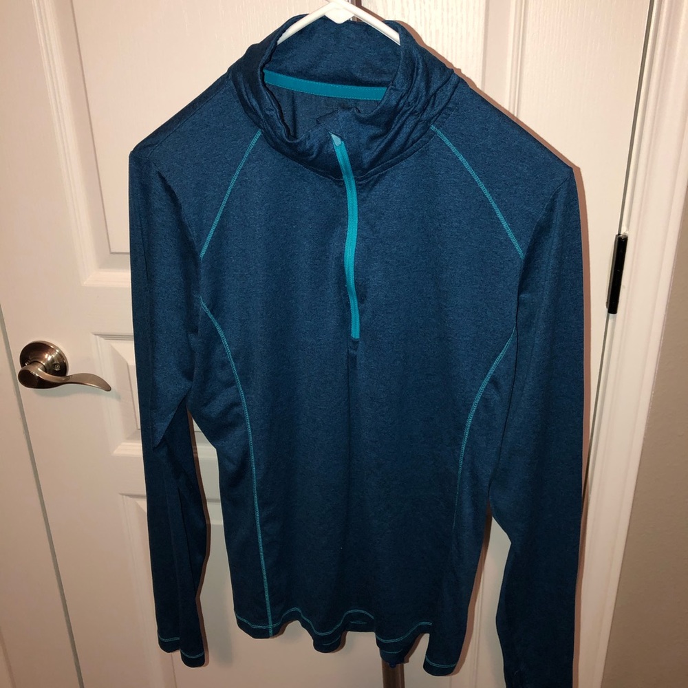 Long sleeve semi-fitted pullover
